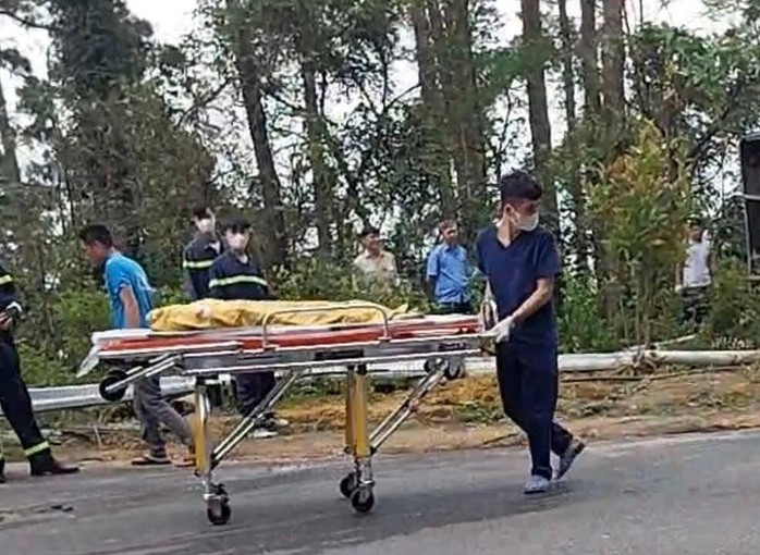 Xe khách lật trên đèo Tam Đảo, 3 người chết, hàng chục người bị thương- Ảnh 3. Xe khách lật trên đèo Tam Đảo, 3 người chết, hàng chục người bị thương- Ảnh 3.