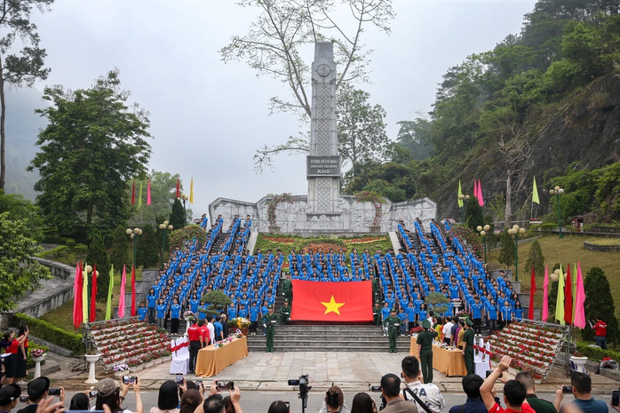 Xác lập Kỷ lục Việt Nam: 500 học sinh chào cờ tại Cột mốc Km0 - Đường Hồ Chí Minh- Ảnh 1. Xác lập Kỷ lục Việt Nam: 500 học sinh chào cờ tại Cột mốc Km0 - Đường Hồ Chí Minh- Ảnh 1.