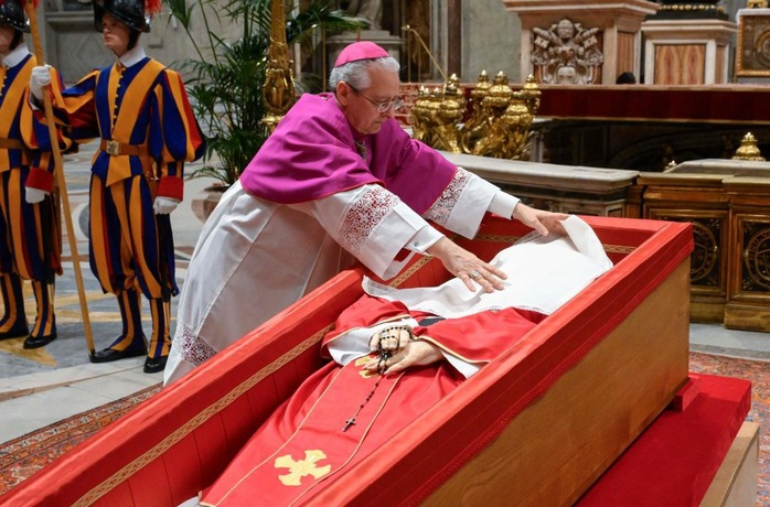 Vatican thực hiện nghi lễ đóng nắp quan tài Giáo hoàng Francis, biển người đổ về- Ảnh 3. Vatican thực hiện nghi lễ đóng nắp quan tài Giáo hoàng Francis, biển người đổ về- Ảnh 3.