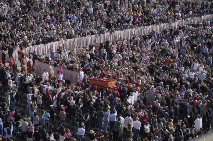 Vatican thực hiện nghi lễ đóng nắp quan tài Giáo hoàng Francis, biển người đổ về- Ảnh 1. Vatican thực hiện nghi lễ đóng nắp quan tài Giáo hoàng Francis, biển người đổ về- Ảnh 1.