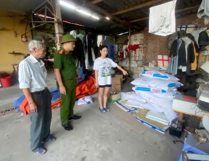 Nhóm đối tượng sản xuất và bán hơn 60 ngàn gói thuốc bảo vệ thực vật giả- Ảnh 5. Nhóm đối tượng sản xuất và bán hơn 60 ngàn gói thuốc bảo vệ thực vật giả- Ảnh 5.