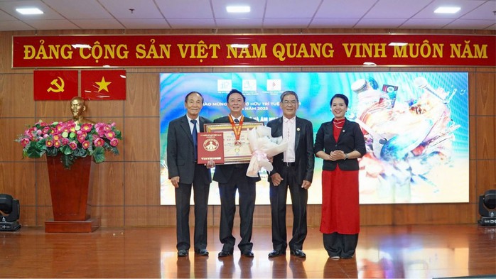 Nhạc sĩ Phạm Hữu Tâm trở thành kỷ lục gia
- Ảnh 1. Nhạc sĩ Phạm Hữu Tâm trở thành kỷ lục gia
- Ảnh 1.
