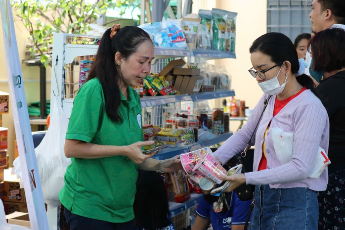Hàng ngàn suất quà ý nghĩa đến với lao động khó khăn - Ảnh 4.