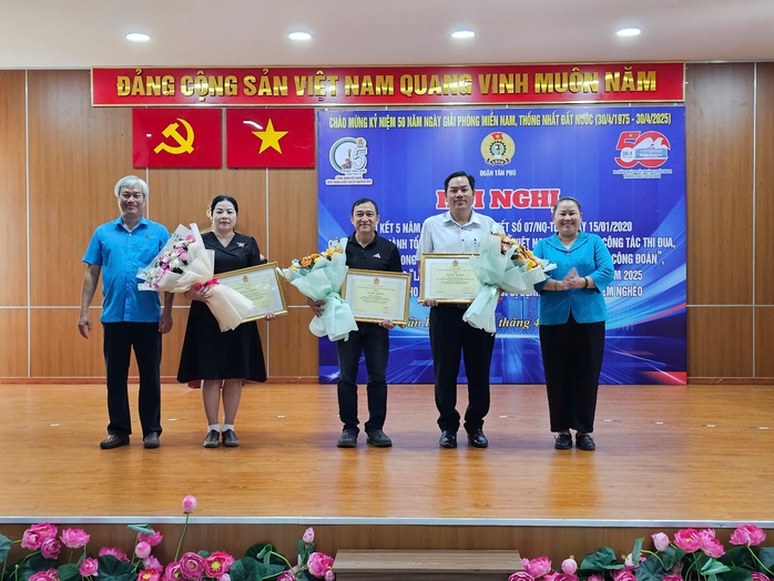 Hàng ngàn suất quà ý nghĩa đến với lao động khó khăn - Ảnh 6.