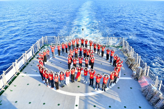 Vietnamese expatriates visited Truong Sa Islands and DK-I Platform - Ảnh 1.