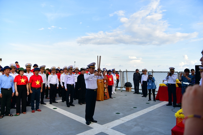 "Chuyến tàu Đại đoàn kết" đưa kiều bào thăm Trường Sa, Nhà giàn DK-I- Ảnh 12. "Chuyến tàu Đại đoàn kết" đưa kiều bào thăm Trường Sa, Nhà giàn DK-I- Ảnh 12.