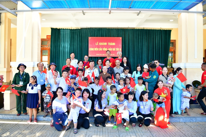 "Chuyến tàu Đại đoàn kết" đưa kiều bào thăm Trường Sa, Nhà giàn DK-I- Ảnh 6. "Chuyến tàu Đại đoàn kết" đưa kiều bào thăm Trường Sa, Nhà giàn DK-I- Ảnh 6.