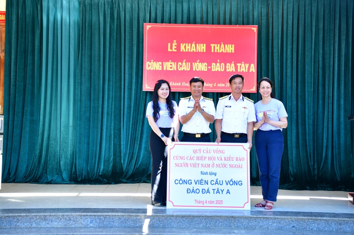 "Chuyến tàu Đại đoàn kết" đưa kiều bào thăm Trường Sa, Nhà giàn DK-I- Ảnh 5. "Chuyến tàu Đại đoàn kết" đưa kiều bào thăm Trường Sa, Nhà giàn DK-I- Ảnh 5.