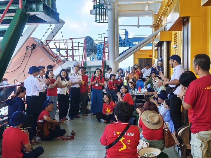 "Chuyến tàu Đại đoàn kết" đưa kiều bào thăm Trường Sa, Nhà giàn DK-I- Ảnh 13. "Chuyến tàu Đại đoàn kết" đưa kiều bào thăm Trường Sa, Nhà giàn DK-I- Ảnh 13.