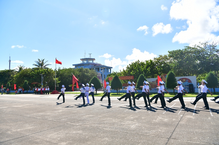 "Chuyến tàu Đại đoàn kết" đưa kiều bào thăm Trường Sa, Nhà giàn DK-I- Ảnh 8. "Chuyến tàu Đại đoàn kết" đưa kiều bào thăm Trường Sa, Nhà giàn DK-I- Ảnh 8.