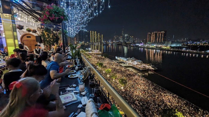Những khách sạn có view "đỉnh nóc" xem bắn pháo hoa, diễu binh, diễu hành - Ảnh 2.