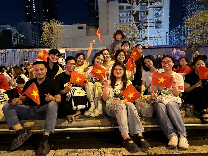 Hình ảnh xúc động của hàng ngàn người chờ xem tổng duyệt Đại lễ 30-4- Ảnh 6. Hình ảnh xúc động của hàng ngàn người chờ xem tổng duyệt Đại lễ 30-4- Ảnh 6.