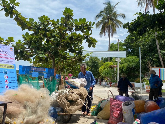Ngư dân và du khách mang rác thải về bờ- Ảnh 1.