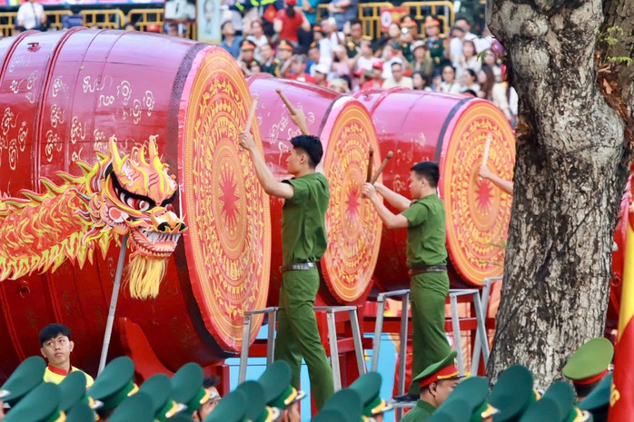 Hình ảnh xúc động của hàng ngàn người chờ xem tổng duyệt Đại lễ 30-4- Ảnh 28. Hình ảnh xúc động của hàng ngàn người chờ xem tổng duyệt Đại lễ 30-4- Ảnh 28.