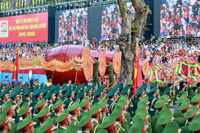 Hình ảnh xúc động của hàng ngàn người chờ xem tổng duyệt Đại lễ 30-4- Ảnh 29. Hình ảnh xúc động của hàng ngàn người chờ xem tổng duyệt Đại lễ 30-4- Ảnh 29.