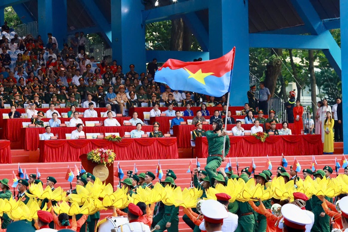 Hình ảnh xúc động của hàng ngàn người chờ xem tổng duyệt Đại lễ 30-4- Ảnh 30. Hình ảnh xúc động của hàng ngàn người chờ xem tổng duyệt Đại lễ 30-4- Ảnh 30.