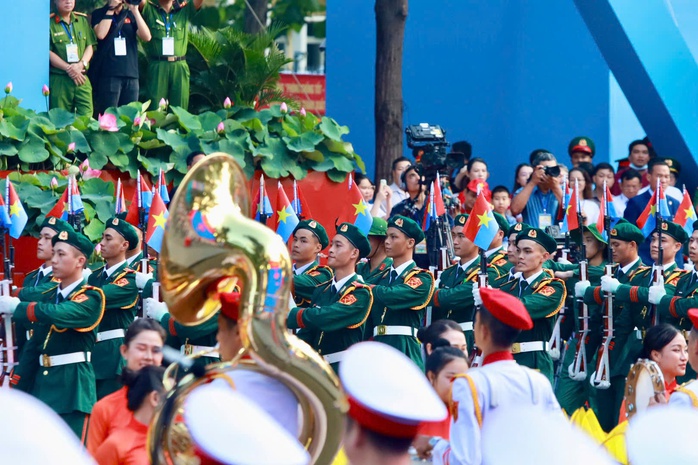Hình ảnh xúc động của hàng ngàn người chờ xem tổng duyệt Đại lễ 30-4- Ảnh 31. Hình ảnh xúc động của hàng ngàn người chờ xem tổng duyệt Đại lễ 30-4- Ảnh 31.