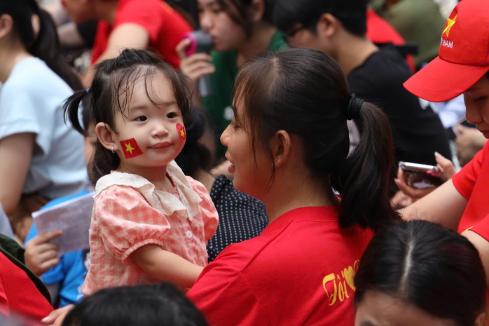 Hình ảnh xúc động của hàng ngàn người chờ xem tổng duyệt Đại lễ 30-4- Ảnh 13. Hình ảnh xúc động của hàng ngàn người chờ xem tổng duyệt Đại lễ 30-4- Ảnh 13.