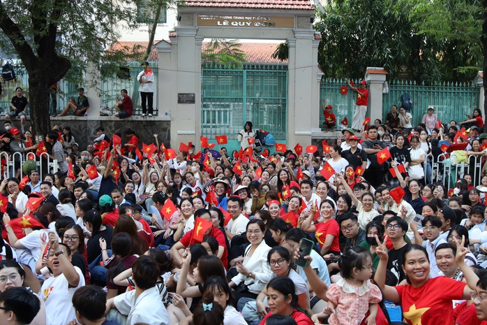 Hình ảnh xúc động của hàng ngàn người chờ xem tổng duyệt Đại lễ 30-4- Ảnh 17. Hình ảnh xúc động của hàng ngàn người chờ xem tổng duyệt Đại lễ 30-4- Ảnh 17.
