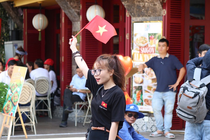 Hình ảnh xúc động của hàng ngàn người chờ xem tổng duyệt Đại lễ 30-4- Ảnh 19. Hình ảnh xúc động của hàng ngàn người chờ xem tổng duyệt Đại lễ 30-4- Ảnh 19.