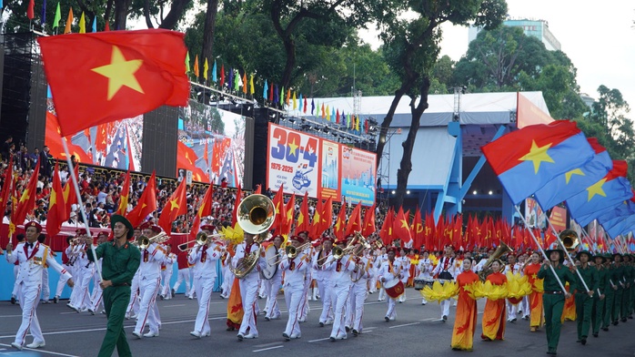 Hình ảnh xúc động của hàng ngàn người chờ xem tổng duyệt Đại lễ 30-4- Ảnh 33. Hình ảnh xúc động của hàng ngàn người chờ xem tổng duyệt Đại lễ 30-4- Ảnh 33.