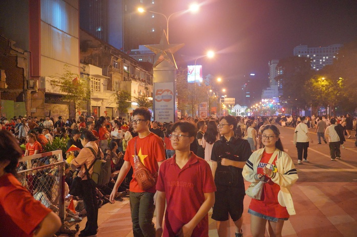 Hình ảnh xúc động của hàng ngàn người chờ xem tổng duyệt Đại lễ 30-4- Ảnh 2. Hình ảnh xúc động của hàng ngàn người chờ xem tổng duyệt Đại lễ 30-4- Ảnh 2.