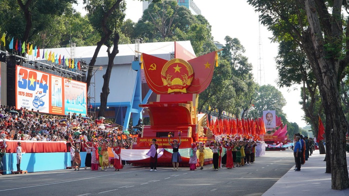 Hình ảnh xúc động của hàng ngàn người chờ xem tổng duyệt Đại lễ 30-4- Ảnh 34. Hình ảnh xúc động của hàng ngàn người chờ xem tổng duyệt Đại lễ 30-4- Ảnh 34.
