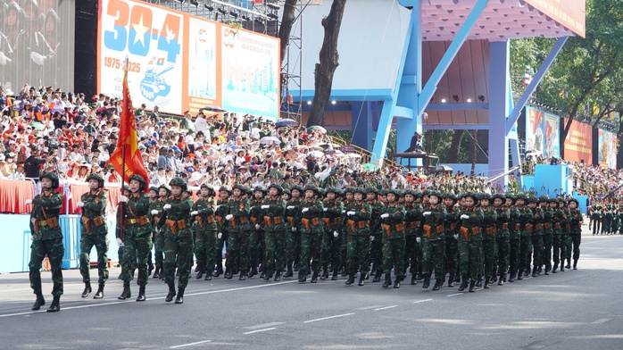 Hình ảnh xúc động của hàng ngàn người chờ xem tổng duyệt Đại lễ 30-4- Ảnh 38. Hình ảnh xúc động của hàng ngàn người chờ xem tổng duyệt Đại lễ 30-4- Ảnh 38.