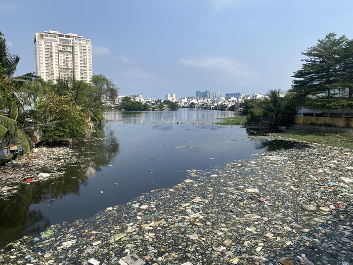 Báo in ngày 28-4: Nhìn thẳng vấn đề sữa giả, thuốc giả- Ảnh 2. Báo in ngày 28-4: Nhìn thẳng vấn đề sữa giả, thuốc giả - Ảnh 3.