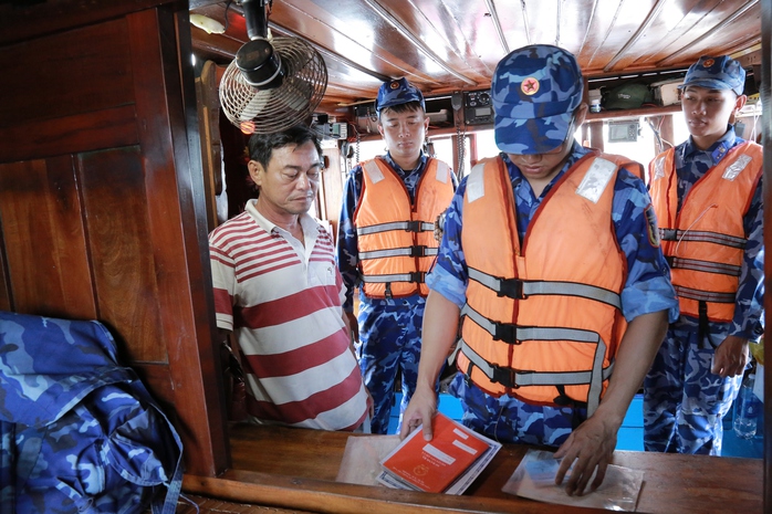 Cảnh sát biển ở Phú Quốc liên tiếp phát hiện nhiều tàu cá vi phạm IUU - Ảnh 4.