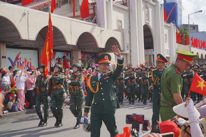 Hình ảnh xúc động của hàng ngàn người chờ xem tổng duyệt Đại lễ 30-4- Ảnh 20. Hình ảnh xúc động của hàng ngàn người chờ xem tổng duyệt Đại lễ 30-4- Ảnh 20.