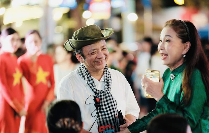 Tổng đạo diễn Nguyễn Tấn Kiệt - Dấu ấn chuỗi hoạt động nghệ thuật "Sắc màu Thành phố Bác"- Ảnh 1. Tổng đạo diễn Nguyễn Tấn Kiệt - Dấu ấn chuỗi hoạt động nghệ thuật "Sắc màu Thành phố Bác"- Ảnh 1.