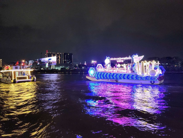 Tổng đạo diễn Nguyễn Tấn Kiệt - Dấu ấn chuỗi hoạt động nghệ thuật "Sắc màu Thành phố Bác"- Ảnh 5. Tổng đạo diễn Nguyễn Tấn Kiệt - Dấu ấn chuỗi hoạt động nghệ thuật "Sắc màu Thành phố Bác"- Ảnh 5.