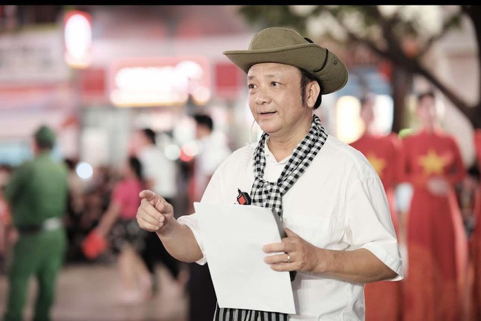 Tổng đạo diễn Nguyễn Tấn Kiệt - Dấu ấn chuỗi hoạt động nghệ thuật "Sắc màu Thành phố Bác"- Ảnh 4. Tổng đạo diễn Nguyễn Tấn Kiệt - Dấu ấn chuỗi hoạt động nghệ thuật "Sắc màu Thành phố Bác"- Ảnh 4.