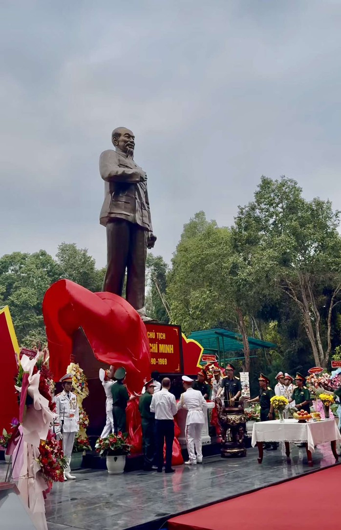 NSND Minh Vương xúc động trong Lễ khánh thành Tượng đài Chủ tịch Hồ Chí Minh tại Đền Bến Dược - Ảnh 2.