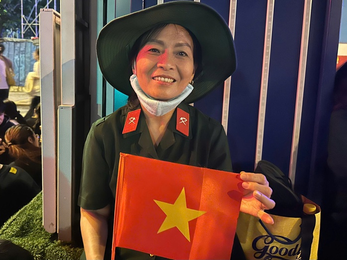 Hình ảnh xúc động của hàng ngàn người chờ xem tổng duyệt Đại lễ 30-4- Ảnh 7. Hình ảnh xúc động của hàng ngàn người chờ xem tổng duyệt Đại lễ 30-4- Ảnh 7.