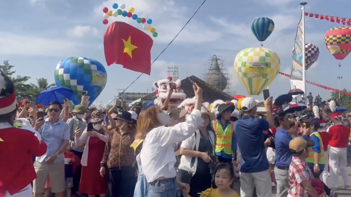 CLIP: Khinh khí cầu rực rỡ trên bầu trời Đồng Nai sáng 27-4, ngàn người đổ đến chiêm ngưỡng - Ảnh 2.