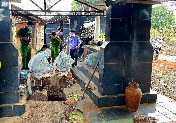 Khai quật 1 bào thai để phục vụ công tác điều tra- Ảnh 1. Khai quật 1 bào thai để phục vụ công tác điều tra- Ảnh 1.