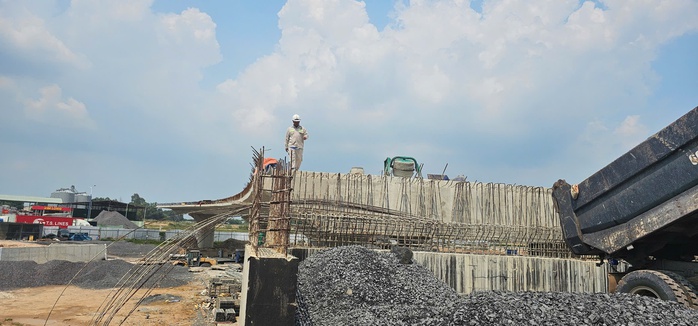 Khí thế trên công trường trọng điểm ở Bình Dương - Ảnh 3.