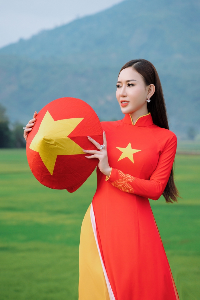 Người đẹp mặc áo dài cờ đỏ sao vàng gây sốt là ai? - Ảnh 4.