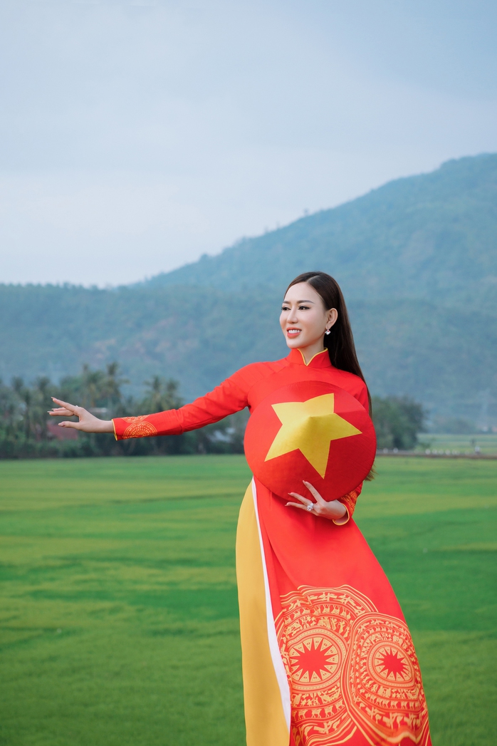 Người đẹp mặc áo dài cờ đỏ sao vàng gây sốt là ai? - Ảnh 3.