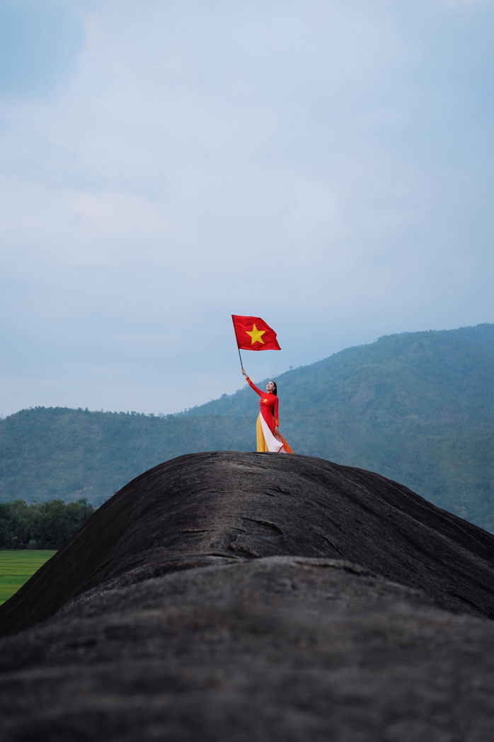 Người đẹp mặc áo dài cờ đỏ sao vàng gây sốt là ai? - Ảnh 1.