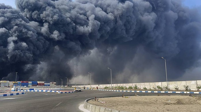 Thương vong tăng mạnh trong vụ nổ khủng khiếp ở cảng lớn nhất Iran- Ảnh 2. Thương vong tăng mạnh trong vụ nổ khủng khiếp ở cảng lớn nhất Iran- Ảnh 2.