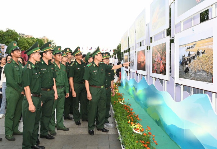 Khai mạc triển lãm “Đại thắng Mùa Xuân 1975 với Kỷ nguyên phát triển mới của dân tộc Việt Nam” - Ảnh 7.