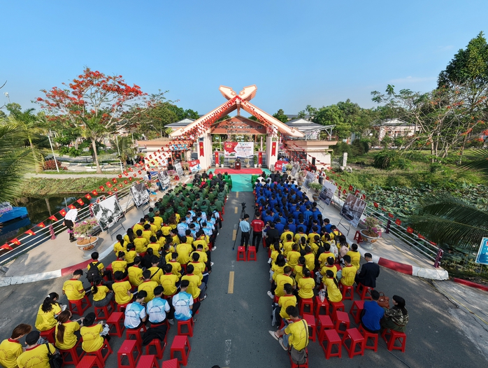 Trường đại học đầu tiên ở ĐBSCL có “Đường cờ chiến thắng” dịp lễ 30-4- Ảnh 1. Trường đại học đầu tiên ở ĐBSCL có “Đường cờ chiến thắng” dịp lễ 30-4- Ảnh 1.