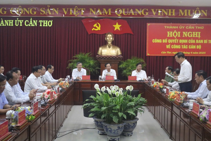 Phát biểu xúc động của Chủ tịch HĐND TP Cần Thơ khi nhận quyết định nghỉ hưu- Ảnh 4. Phát biểu xúc động của Chủ tịch HĐND TP Cần Thơ khi nhận quyết định nghỉ hưu- Ảnh 4.