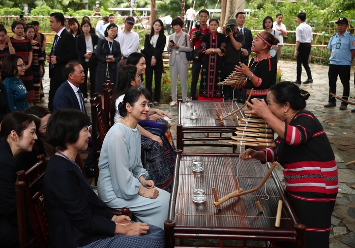 Tặng Phu nhân Thủ tướng Nhật Bản chiếu khăn Piêu - Ảnh 12.