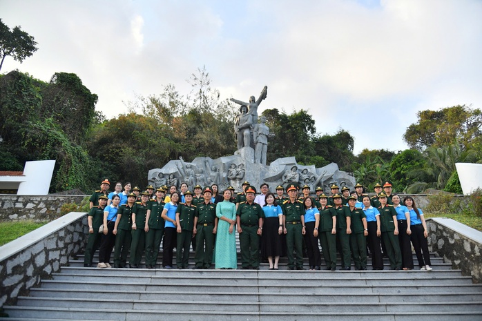 Trên quê hương chị Sứ anh hùng- Ảnh 1. Trên quê hương chị Sứ anh hùng- Ảnh 1.