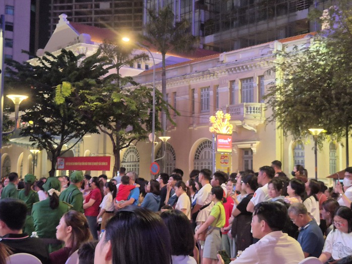 Bùi Thạc Chuyên bật mí về kết mới của "Địa đạo: Mặt trời trong bóng tối"- Ảnh 6. Bùi Thạc Chuyên bật mí về kết mới của "Địa đạo: Mặt trời trong bóng tối"- Ảnh 6.
