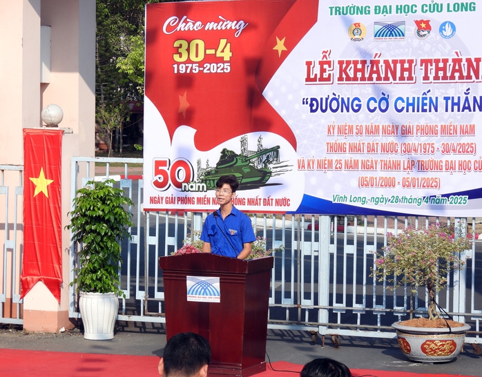 Trường đại học đầu tiên ở ĐBSCL có “Đường cờ chiến thắng” dịp lễ 30-4- Ảnh 3. Trường đại học đầu tiên ở ĐBSCL có “Đường cờ chiến thắng” dịp lễ 30-4- Ảnh 3.